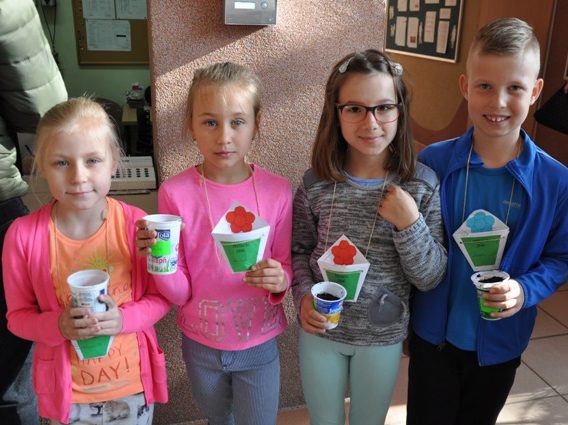 Uczniowie biorą udział w warsztatach z okazji Dnia Ziemi