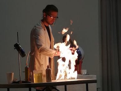 03 grudnia, na zaproszenie SLO w Lubinie, uczniowie klasy VIII B uczestniczyli w pokazie doświadczeń fizycznych i chemicznych pt. "Wściekły azot". Widowiskowe doświadczenia w wykonaniu pana Mateusza Stockiego z Wydziału Chemii UAM w Poznaniu w asyście z uczniami, ukazały nauki ścisłe w sposób bardzo atrakcyjny, a zaskakująco pomysłowe eksperymenty, połączone z pełną humoru i merytorycznej wiedzy narracją, wzbudziły aplauz wśród młodych odbiorców. Pan Mateusz Stocki motywował również uczniów do nauki, realizowania planów, spełnienia marzeń i wytrwałego dążenia do celu.