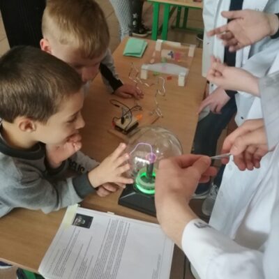 Warsztaty chemiczne dla uczniów