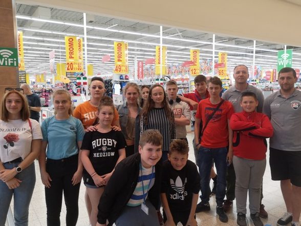 Uczniowie kwestują w hipermarkecia Auchan