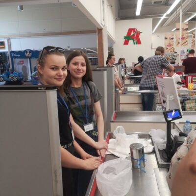 Uczniowie kwestują w hipermarkecia Auchan
