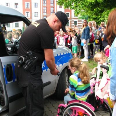 Policja i wóz policyjny na obchodach Dnia Dziecka