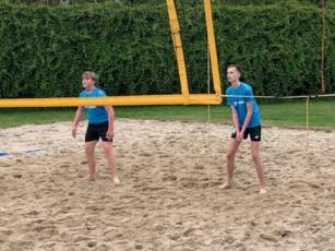 Uczniowie w trakcie rozgrywki piłki siatkowej