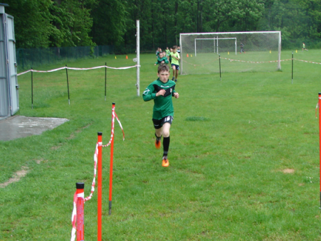 Chłopcy biegają po boisku