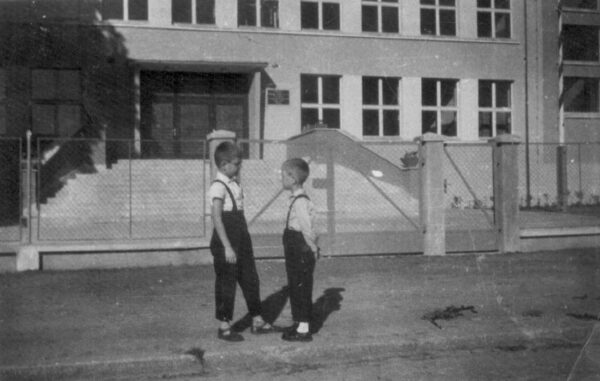 Pan Edward z bratem przed szkołą